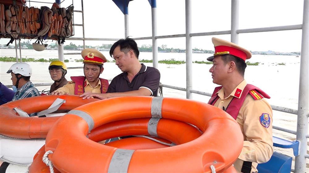Lực lượng CSGT đến kiểm tra các phương tiện vận chuyển hàng hóa trên sông Ảnh 2: Cán bộ, chiến sĩ CSGT kiểm tra các trang thiết bị trên các phương tiện vận chuyển hành khách trên sông.