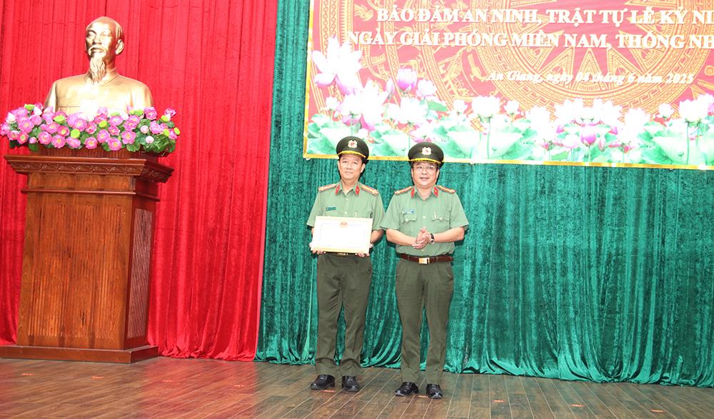 Thừa ủy quyền, Đại tá Lâm Phước Nguyên, Giám đốc Công an tỉnh trao Bằng khen của Chủ tịch Ủy ban nhân dân tỉnh tặng Đại tá Lê Phú Thạnh, Phó Giám đốc Công an tỉnh.