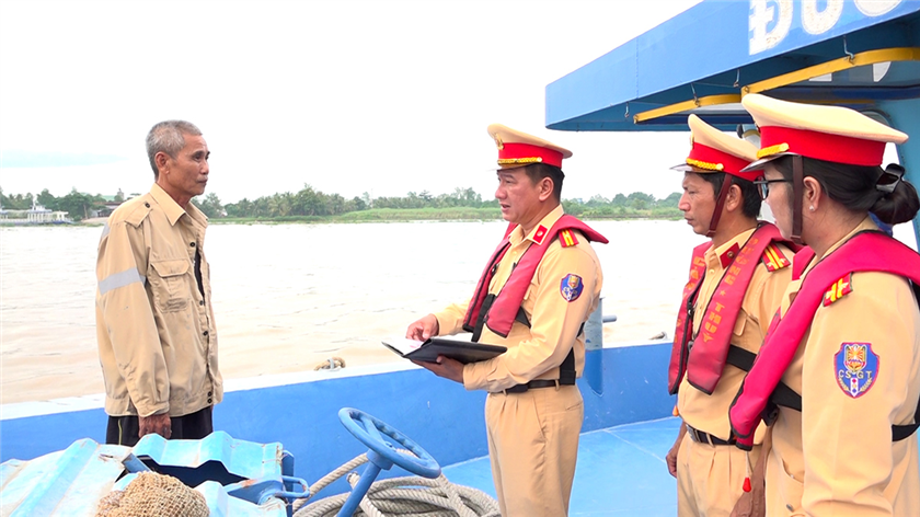 Lực lượng CSGT đến kiểm tra các phương tiện vận chuyển hàng hóa trên sông.