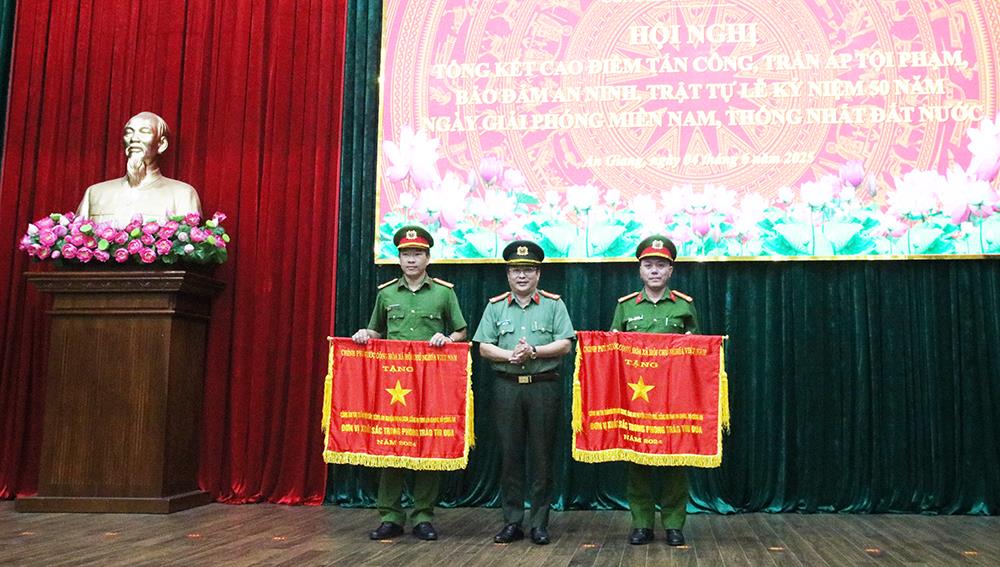 Thừa ủy quyền, Đại tá Lâm Phước Nguyên, Giám đốc Công an tỉnh trao Cờ thi đua của Chính phủ tặng 02 tập thể có thành tích xuất sắc.