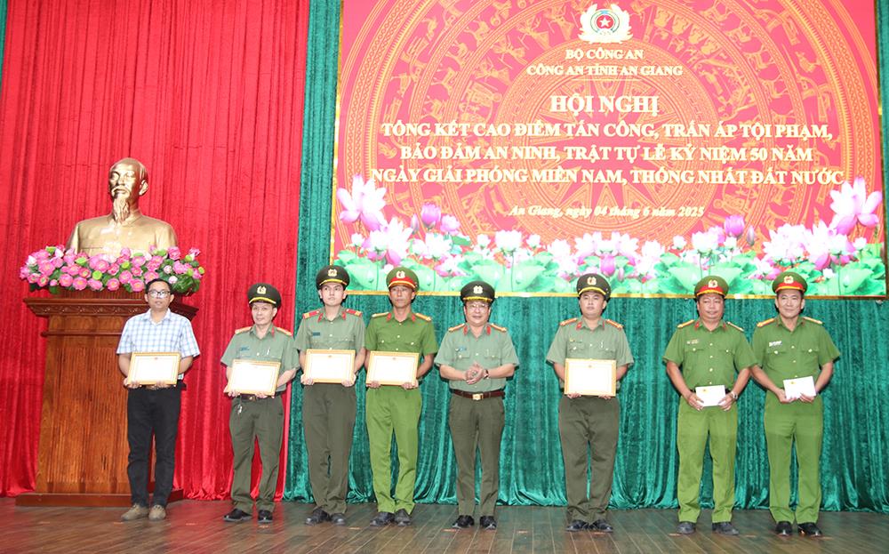 Thừa ủy quyền, Đại tá Lâm Phước Nguyên, Giám đốc Công an tỉnh trao thưởng nóng và Bằng khen tặng các tập thể có thành tích xuất sắc trong công tác bảo vệ an ninh quốc gia.