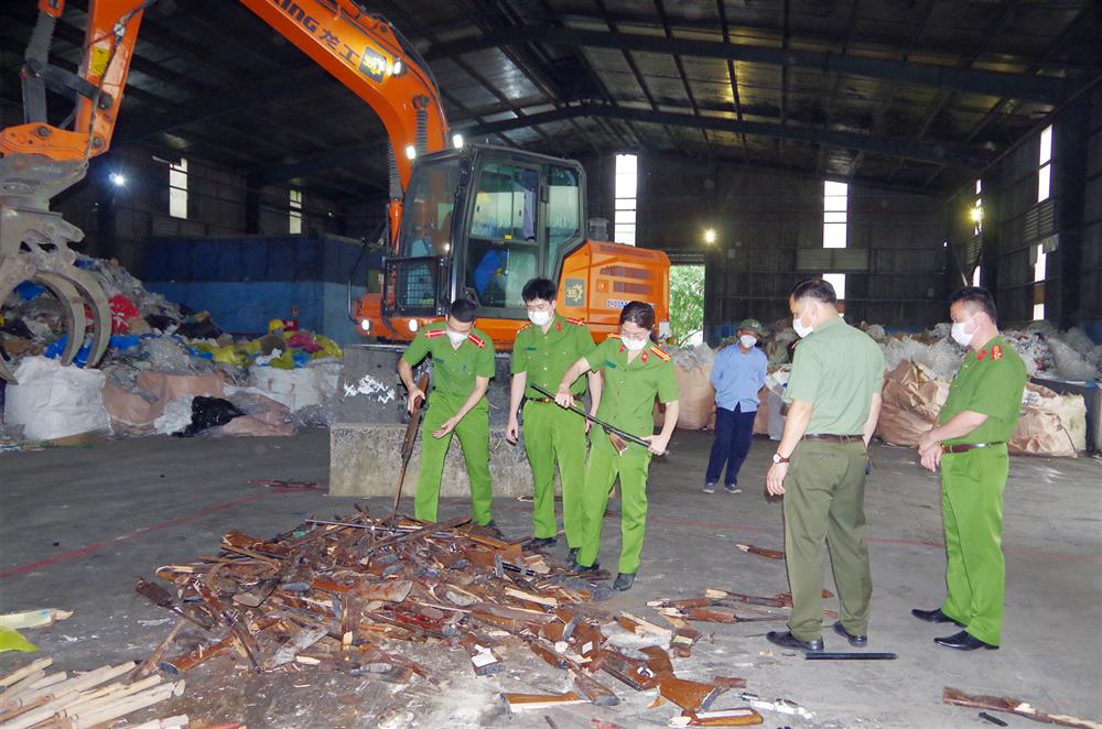 Công an tỉnh Thái Nguyên tiêu hủy số VK, VLN, CCHT thu giữ.