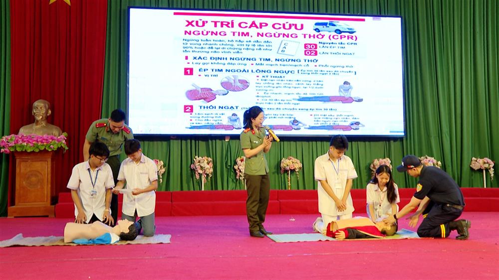 Cán bộ Bệnh xá, Phòng Hậu cần Công an tỉnh hướng dẫn, trang bị kỹ năng sơ cứu đuối nước ban đầu cho học sinh trường THPT chuyên Chu Văn An, thành phố Lạng Sơn.