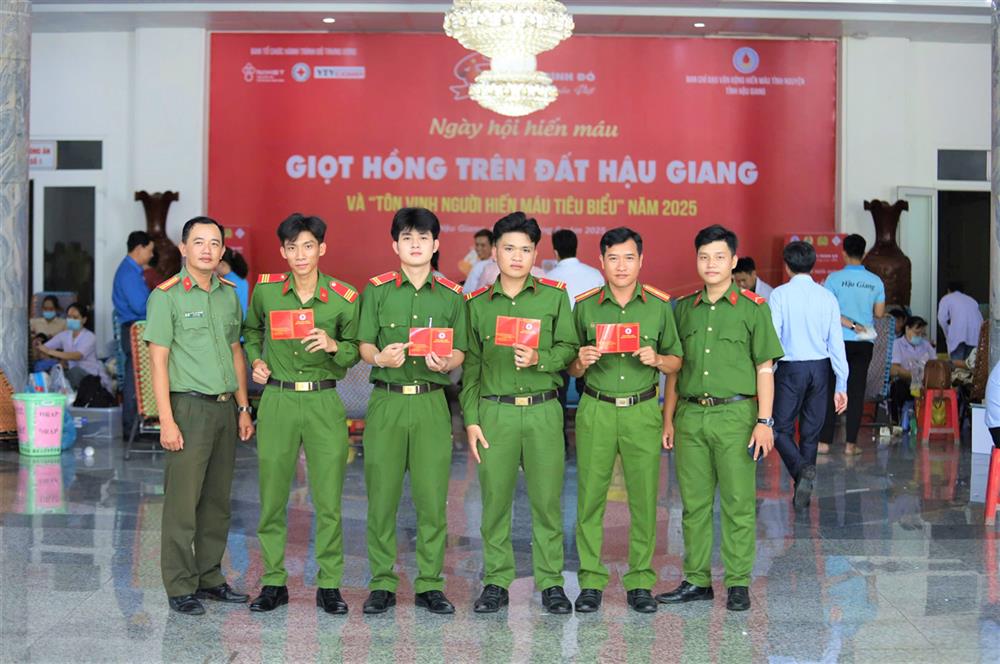Cán bộ, đoàn viên Công an tỉnh tham gia hiến máu