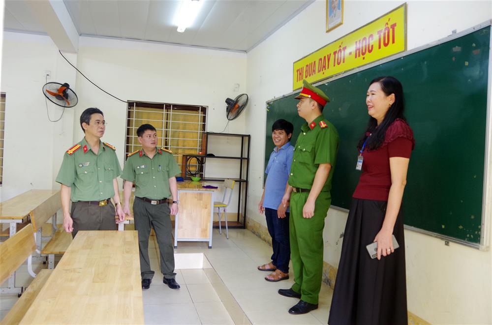Phòng An ninh chính trị nội bộ, Công an tỉnh Thái Nguyên kiểm tra công tác bảo quản đề thi, hệ thống camera an ninh, cơ sở vật chất phòng thi tại trường THPT Lương Ngọc Quyến, thành phố Thái Nguyên.
