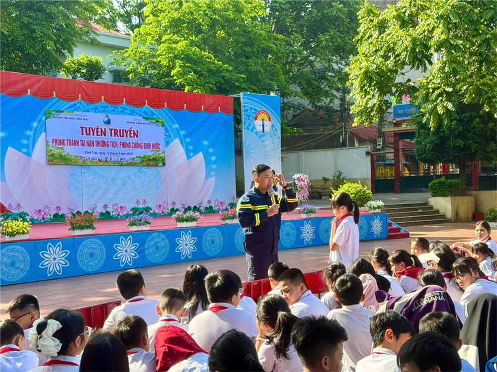 Cán bộ Phòng Cảnh sát PCCC và CNCH tuyên truyền kiến thức kỹ năng phòng chống tai nạn đuối nước tại trường THCS Vĩnh Trại, thành phố Lạng Sơn