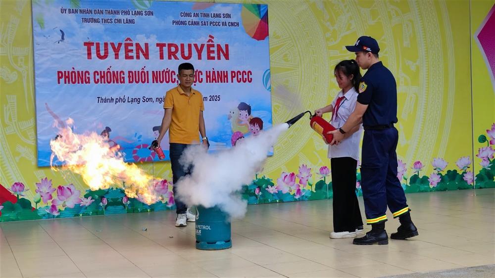Hướng dẫn học sinh sử dụng bình chữa cháy dập tắt đám cháy.