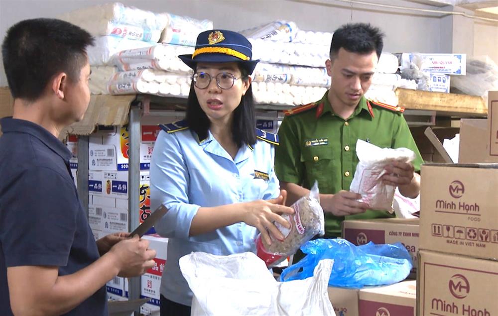 Lực lượng chức năng kiểm tra hàng hóa.