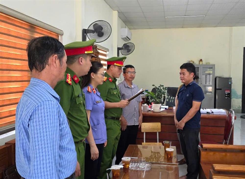 Cơ quan Cảnh sát điều tra tống đạt quyết định và lệnh đối với Nguyễn Như Anh.