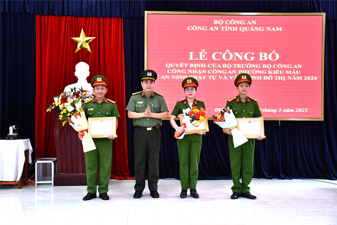 Thừa ủy quyền của Bộ trưởng Bộ Công an, Đại tá Nguyễn Xuân Hoàng, Phó Giám đốc Công an tỉnh trao Giấy chứng nhận công nhận Công an các phường Điện An, Điện Nam Đông, Điện Nam Trung là Công an phường kiểu mẫu về ANTT và văn minh đô thị năm 2024.