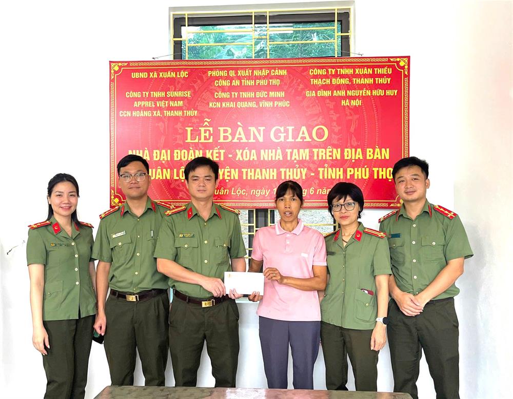 Phòng Quản lý Xuất nhập cảnh Công an tỉnh Phú Thọ trao kinh phí ủng hộ tặng gia đình anh Nguyễn Hữu Ước.