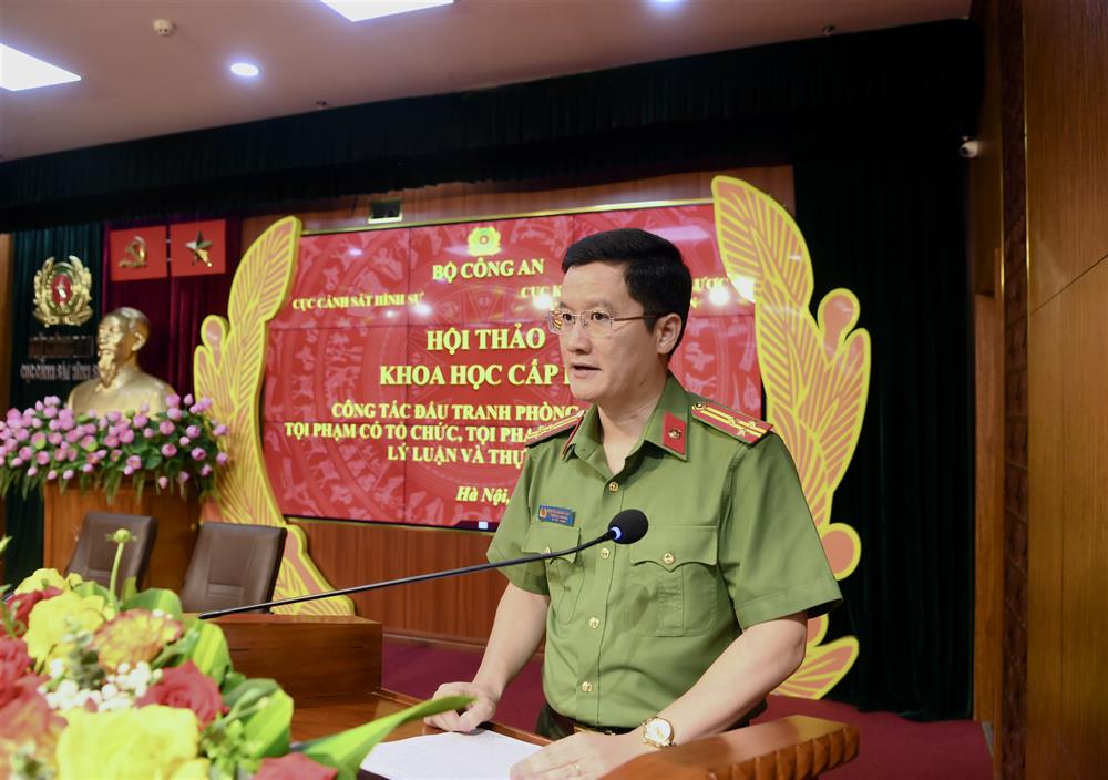Thượng tá, PGS.TS Nguyễn Quang Chiến, Phó Cục trưởng Cục Khoa học, Chiến lược và Lịch sử Công an phát biểu khai mạc và đề dẫn Hội thảo.
