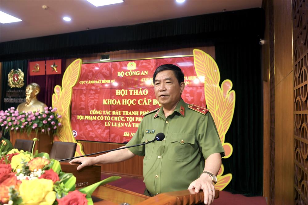 Trung tướng, PGS.TS Trần Vi Dân, Ủy viên Hội đồng Lý luận Trung ương, Ban Nghiên cứu Chuyên đề giúp việc Bộ trưởng Bộ Công an phát biểu kết thúc Hội thảo.