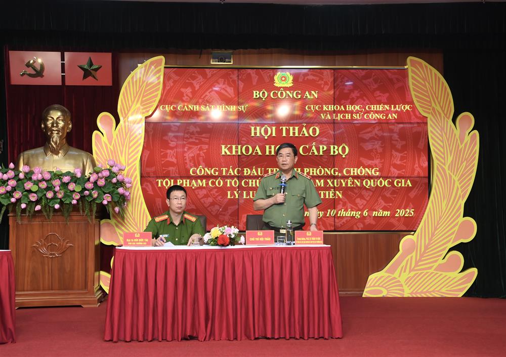 Trung tướng, PGS.TS Trần Vi Dân, Ủy viên Hội đồng Lý luận Trung ương, Ban Nghiên cứu Chuyên đề giúp việc Bộ trưởng Bộ Công an; Đại tá Bùi Đức Tài, Phó Cục trưởng Cục Cảnh sát hình sự điều hành tham luận Hội thảo.
