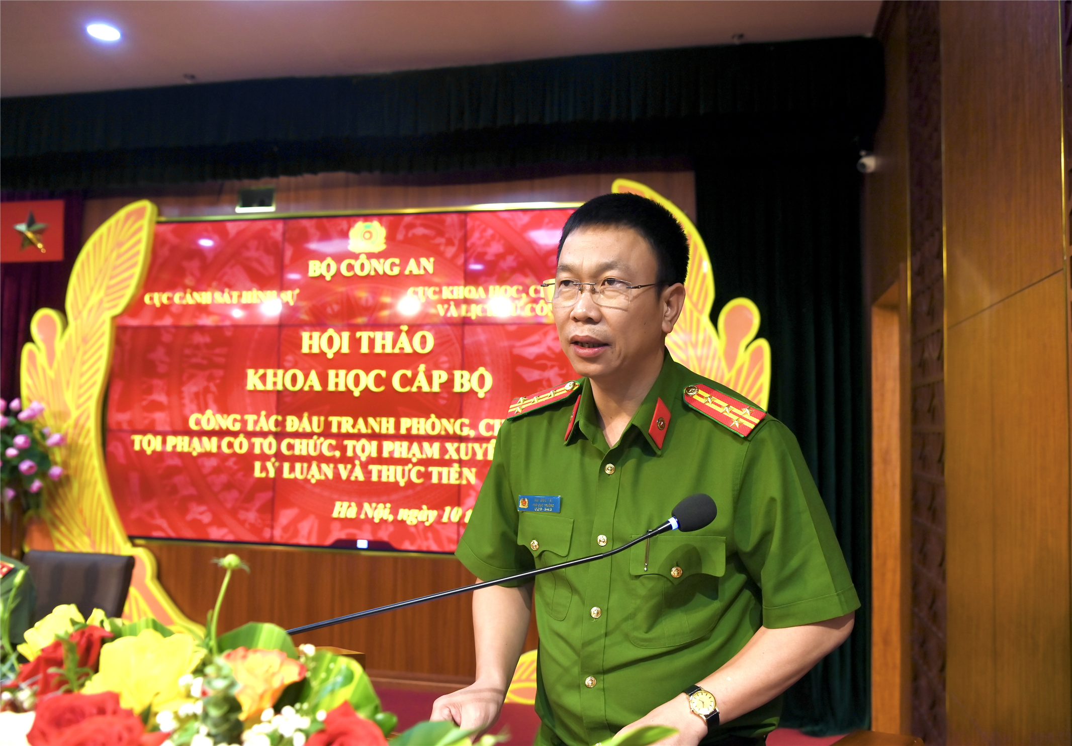 Đại tá, TS Bùi Đức Tài, Phó Cục trưởng Cục Cảnh sát hình sự giải đáp các kiến nghị, đề xuất của các đại biểu.