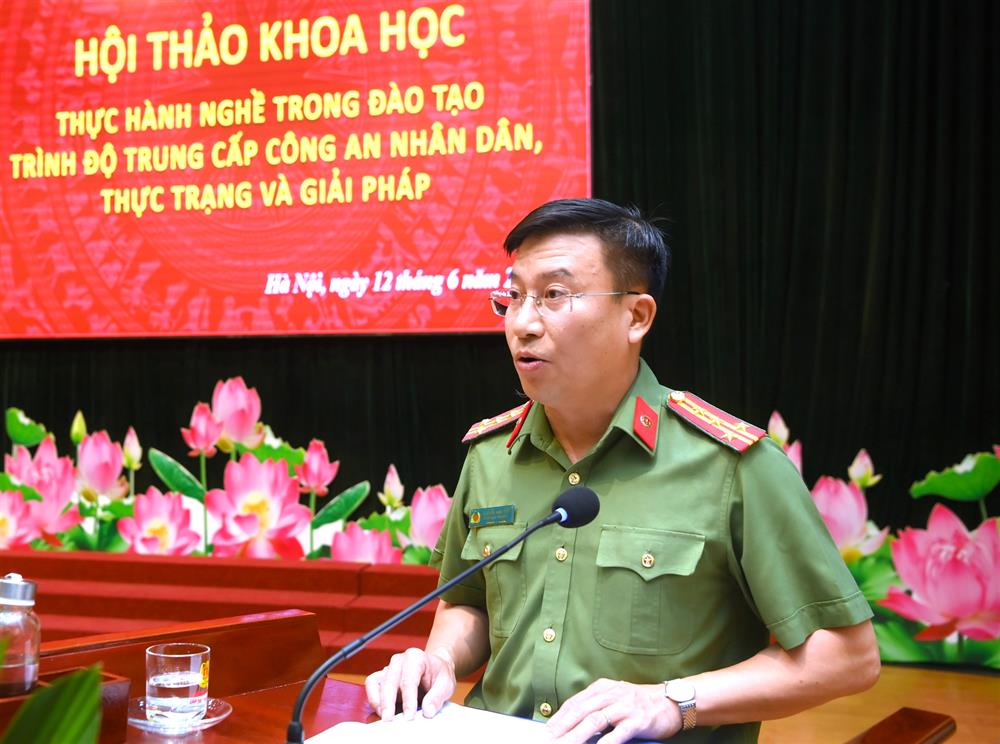 Đại tá, TS Nguyễn Anh Tuấn, Phó Cục trưởng Cục Đào tạo Bộ Công an phát biểu khai mạc và đề dẫn Hội thảo.