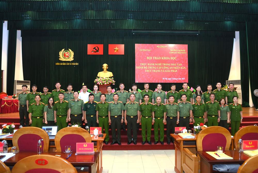 Thứ trưởng Trần Quốc Tỏ cùng các đại biểu dự Hội thảo.