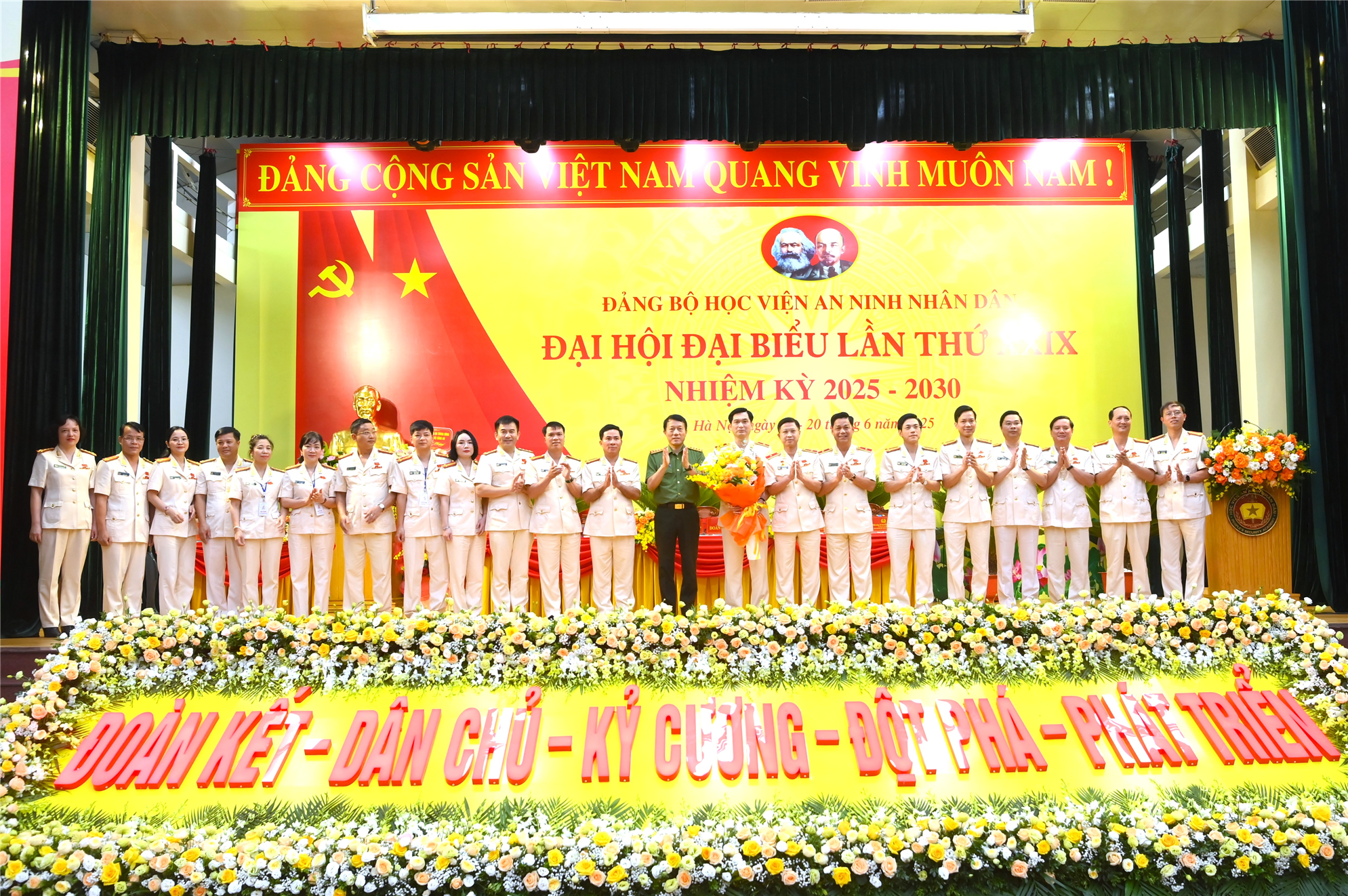 Bộ trưởng Lương Tam Quang tặng hoa chúc mừng Ban Chấp hành Đảng bộ Học viện ANND nhiệm kỳ 2025 - 2030.