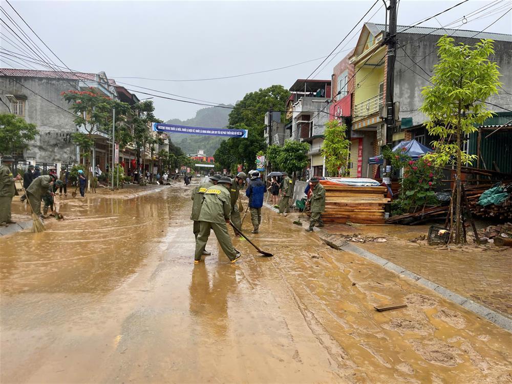 Công an thị trấn Mường Khương và lực lượng an ninh, trật tự ở cơ sở đang hỗ trợ nhân dân kắc phục hậu quả.