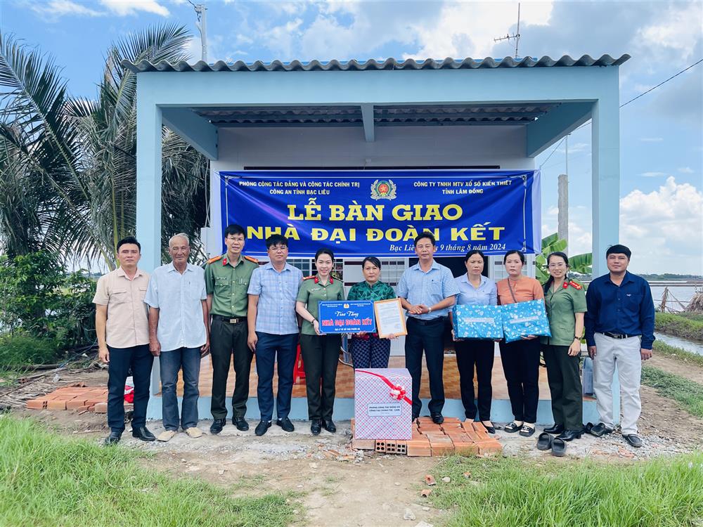 Bàn giao nhà đại đoàn kết tặng thành viên Câu lạc bộ “Nữ phòng, chống tội phạm” có hoàn cảnh khó khăn về nhà ở.
