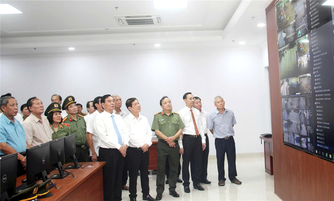 Các đại biểu thăm quan trụ sở làm việc mới của Công an tỉnh Kiên Giang.