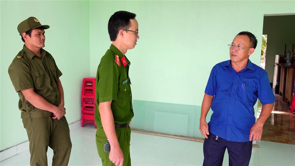 Công an xã Phước Hiệp trao đổi với các nhà hảo tâm để huy động thêm kinh phí hỗ trợ gia đình ông Đẹt mua sắm vật dụng sinh hoạt.