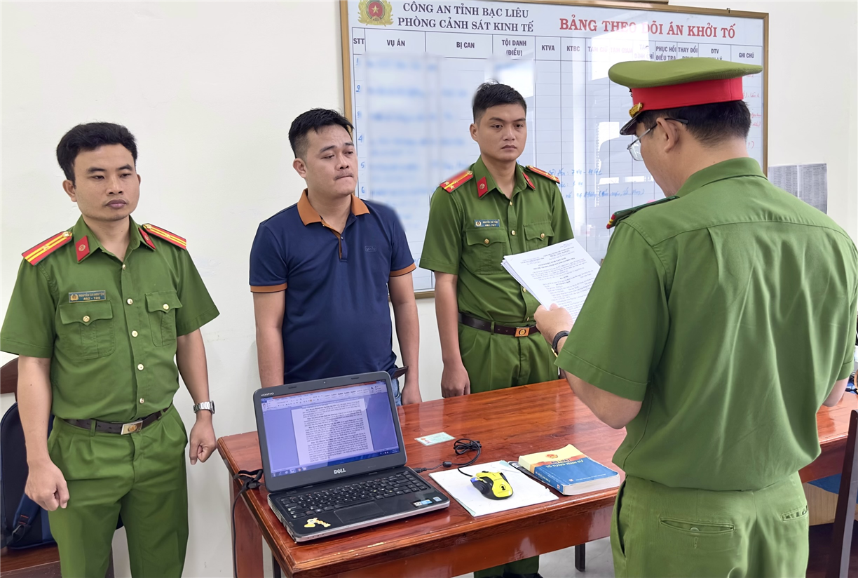 Cơ quan Cảnh sát điều tra tống đạt quyết định và lệnh đối với Huỳnh Đức Đạt.