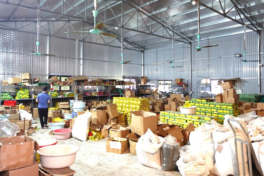 Cơ quan Công an khám xét cơ sở sản xuất chè của Đinh Văn Vương tại huyện Yên Khánh, tỉnh Ninh Bình.