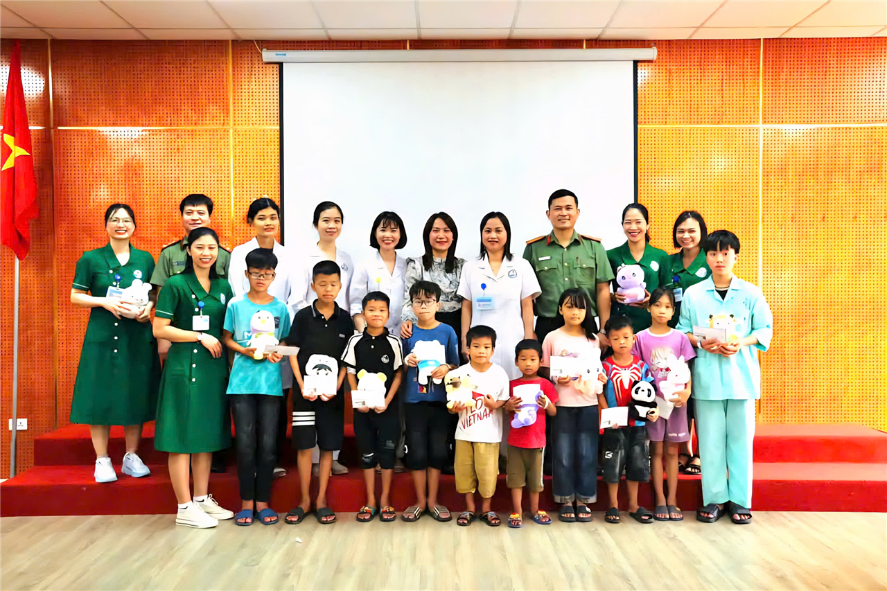 1. Đoàn Thanh niên Công an tỉnh Vĩnh Phúc phối hợp nhà hảo tâm thăm hỏi, tặng quà các cháu thiếu nhi có hoàn cảnh khó khăn đang điều trị tại Bệnh viện Đa khoa tỉnh Vĩnh Phúc.