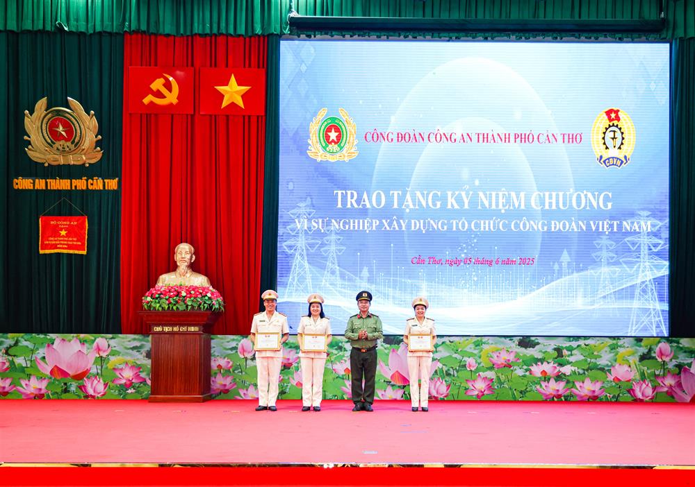 Các đồng chí nhận kỷ niệm chương “Vì sự nghiệp xây dựng tổ chức Công đoàn Việt Nam” do Ban Chấp hành Tổng Liên đoàn Lao động Việt Nam trao tặng.