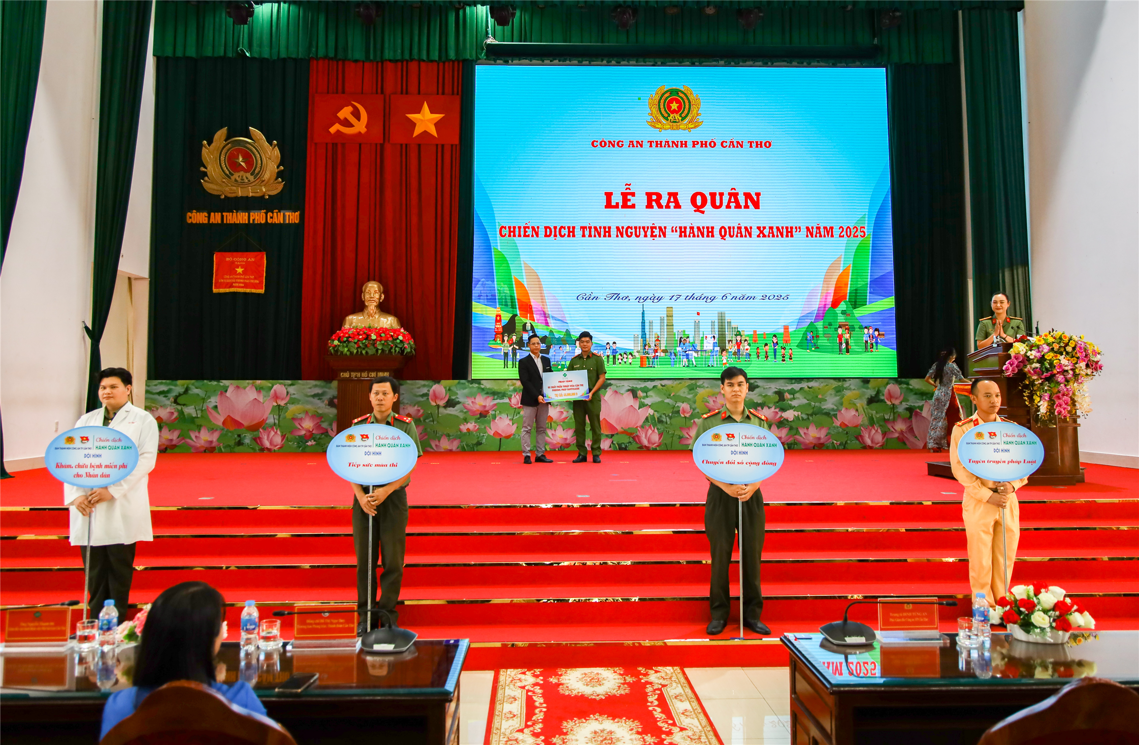 Bệnh viện Mắt Sài Gòn Cần Thơ trao tặng 02 suất phẫu thuật cận thị.