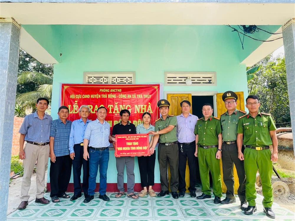 Trao nhà “Nghĩa tình đồng đội" tặng gia đình anh Dương Văn Nam, ở tổ 1, xã Trà Thủy, huyện Trà Bồng.