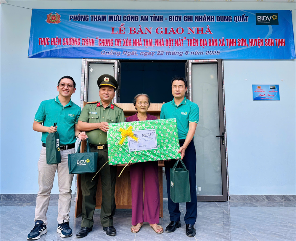 Phòng Tham mưu và Ngân hàng BIDV chi nhánh Dung Quất bàn giao nhà tặng gia đình bà Nguyễn Thị Điểu.