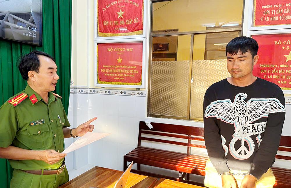 Trung tá Dương Tư Thường làm việc với đối tượng gây án.