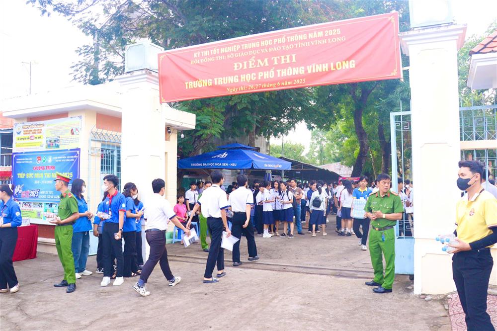 Đoàn viên, thanh niên Công an tỉnh Vĩnh Long tham gia tiếp sức mùa thi  THPT năm 2025
