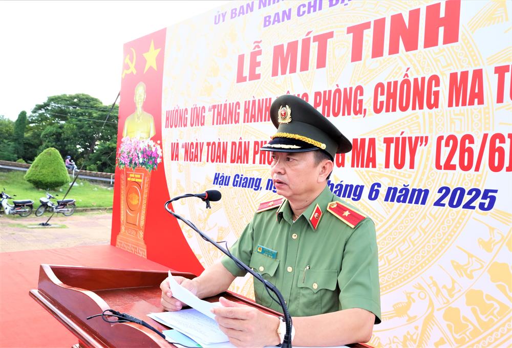 Thiếu tướng Huỳnh Việt Hòa, Ủy viên Ban Thường vụ Tỉnh ủy, Giám đốc Công an tỉnh phát biểu tiếp thu và giao nhiệm vụ cụ thể cho các lực lượng liên quan.