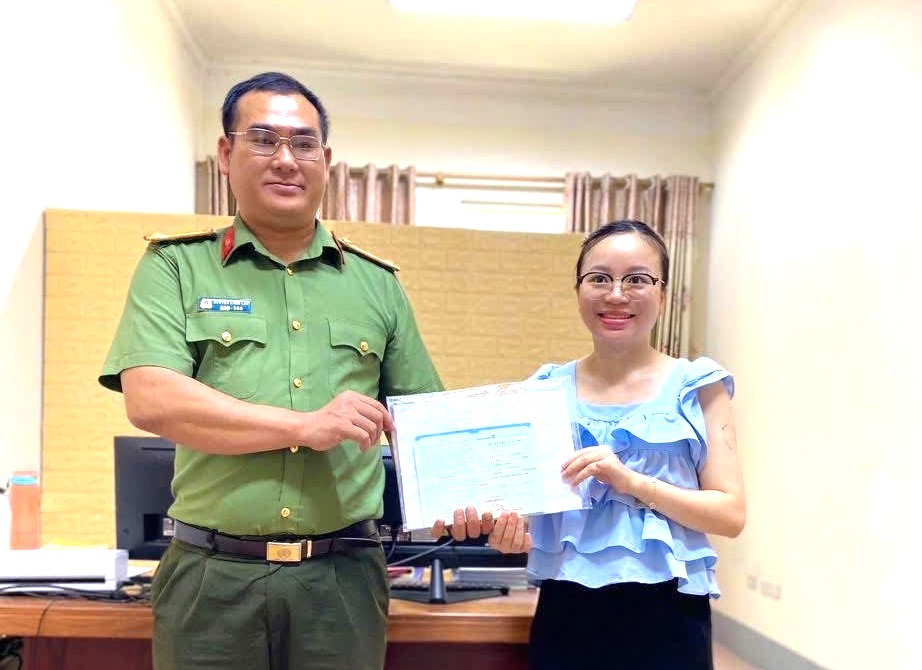 Thiếu tá Nguyễn Cảnh Lâm trao lại giấy tờ cho người dân bị đánh rơi.