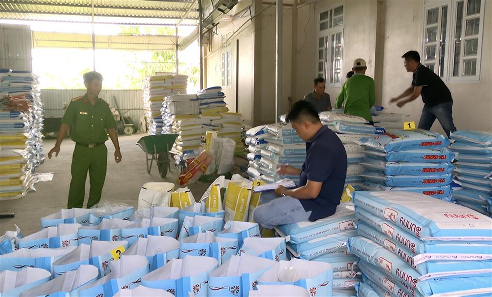 Công an tỉnh Bạc Liêu kiểm tra cơ sở sản xuất thức ăn tôm giả.