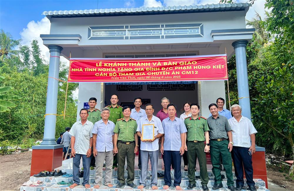 Khánh thành và bàn giao nhà tặng gia đình đồng chí Phạm Hùng Kiệt.