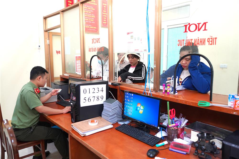 Phòng Quản lý xuất nhập cảnh, Công an tỉnh Hà Giang đẩy mạnh công tác CCHC phục vụ nhân dân.