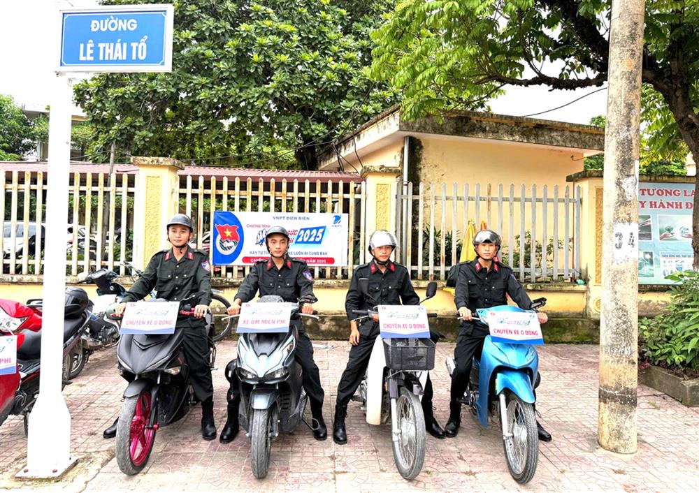 Đoàn viên thanh niên của Phòng Cảnh sát cơ động luôn có mặt túc trực để hỗ trợ thí sinh gặp khó khăn về phương tiện đi lại