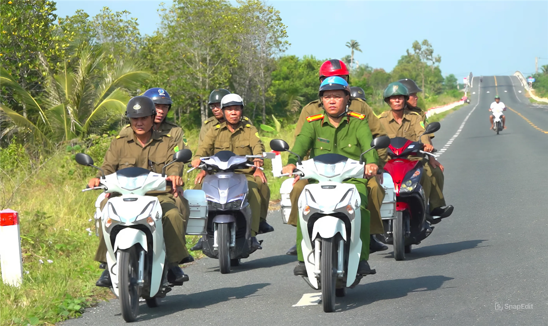 Công an xã Hòa Thành, thành phố Cà Mau phối hợp lực lượng tham gia bảo vệ ANT ở cơ sở tuần tra kiểm soát trên địa bàn xã.
