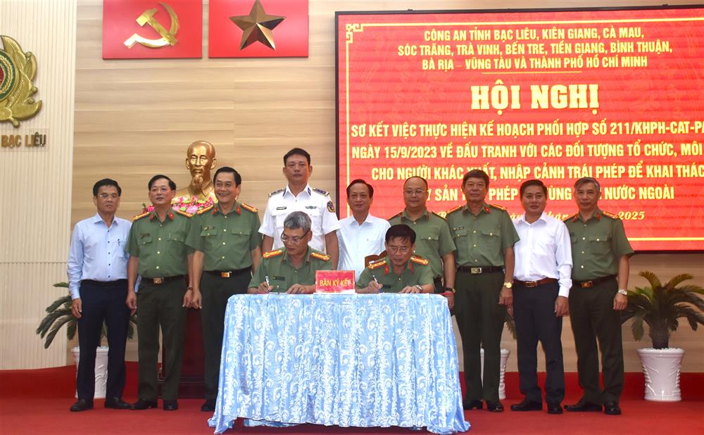 Công an các tỉnh, thành phố ký kết phối hợp đấu tranh với các đối tượng tổ chức, môi giới cho người khác xuất, nhập cảnh trái phép để khai thác thủy sản trái phép tại vùng biển nước ngoài.