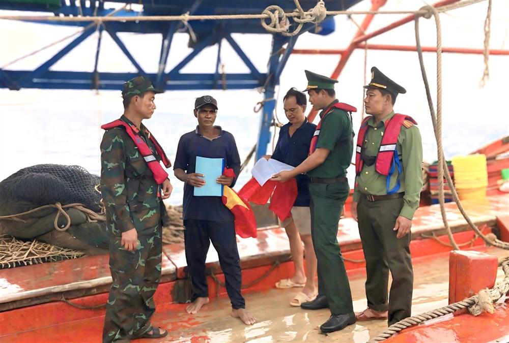 Lực lượng Công an phối hợp Quân sự, Biên phòng thường xuyên tổ chức tuyên truyền nâng cao ý thức ngư dân về chống khai thác IUU.