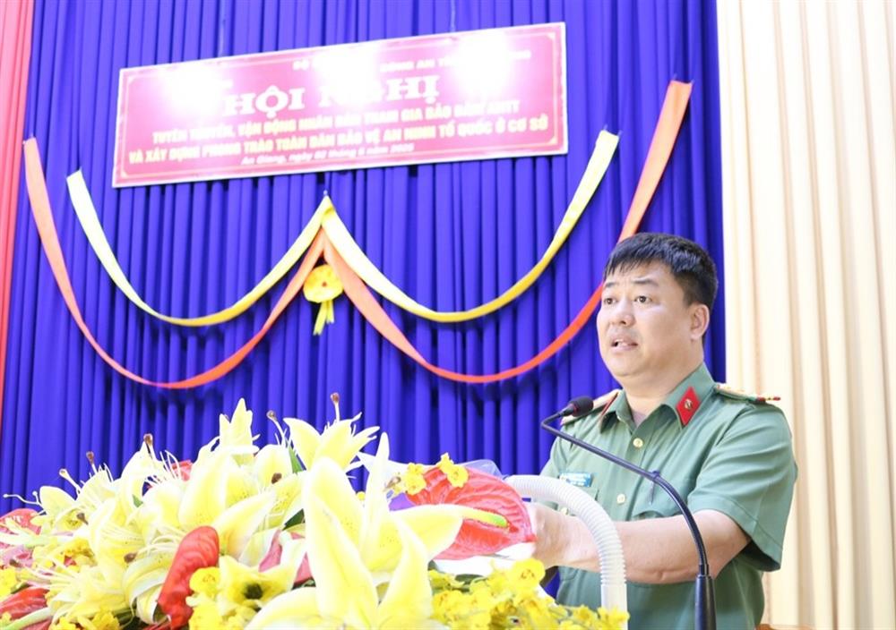Đại tá Nguyễn Phong Thịnh, Phó Cục trưởng Cục Xây dựng phong trào bảo vệ ANTQ phát biểu tại Hội nghị.
