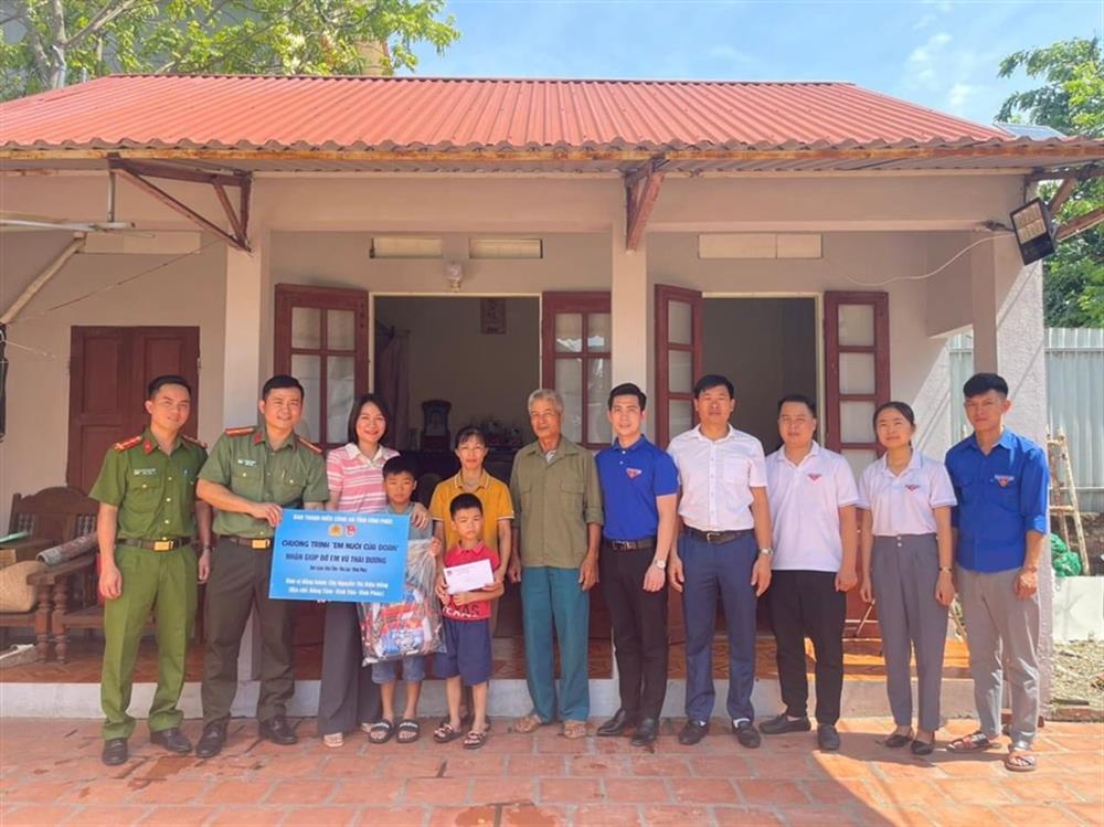 3. Cán bộ, đoàn viên Công an tỉnh thăm, tặng quà em Vũ Thái Dương, sinh năm 2015 là "Em nuôi của Đoàn" tại xã Văn Tiến, huyện Yên Lạc.