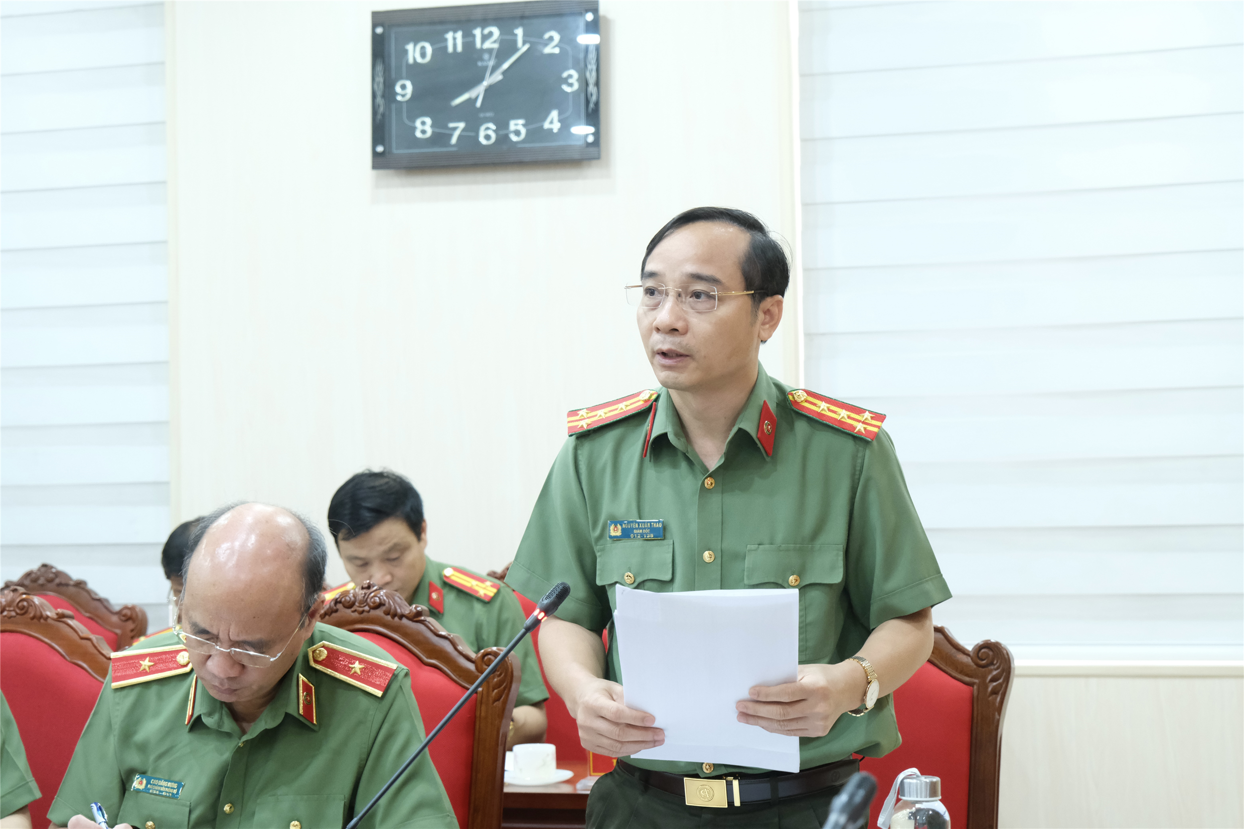 Đại tá Nguyễn Xuân Thao, Giám đốc Công an tỉnh trình bày dự thảo báo cáo chính trị.