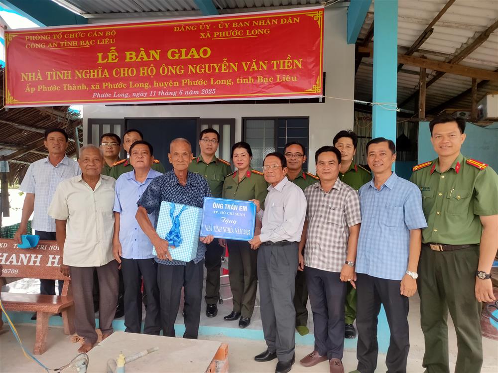 Bàn giao nhà tình nghĩa tặng gia đình ông Nguyễn Văn Tiền.
