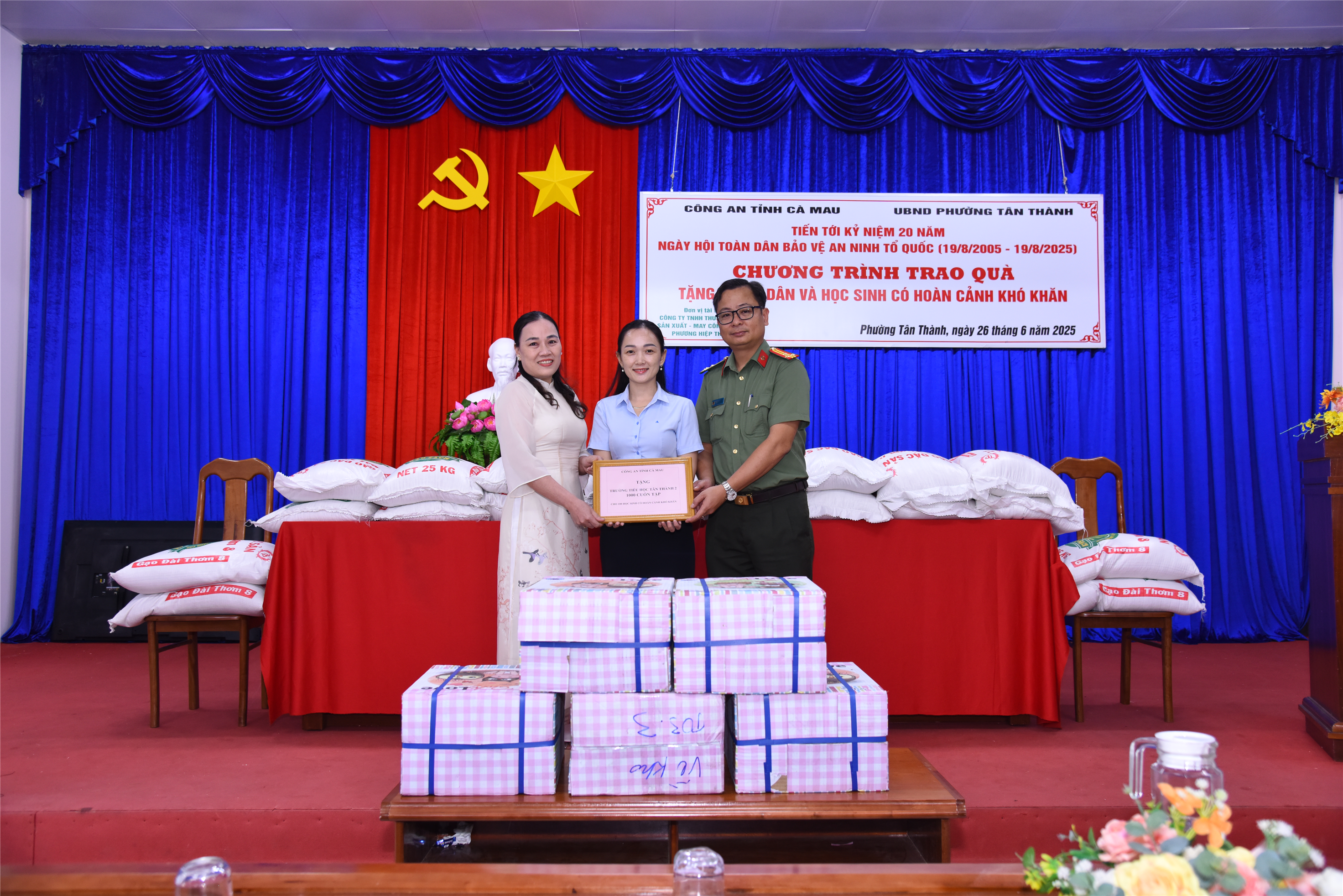 Trao 1.000 quyển vở tặng đại diện Trường Tiểu học Tân Thành 2.