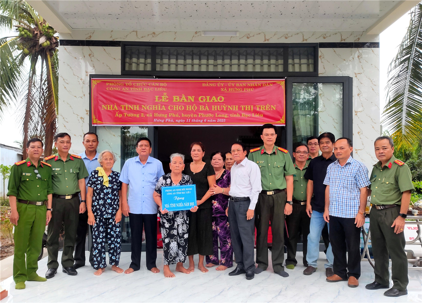 Bàn giao nhà tình nghĩa tặng gia đình bà Huỳnh Thị Trên.